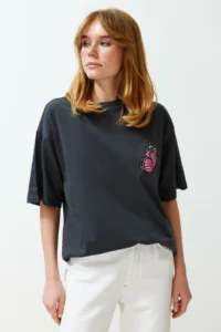 TRENDYOLMİLLA Anthracite Front and Back Printed Oversized/Wide Pattern Crew Neck Knitting T-Shirt - Image 3