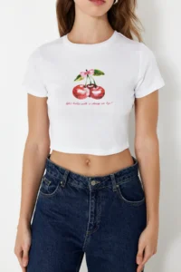 TRENDYOLMİLLA White 100% Cotton Cherry Printed Crop Fitted Flexible Knitting T-Shirt - Image 5