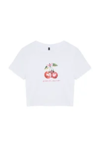 TRENDYOLMİLLA White 100% Cotton Cherry Printed Crop Fitted Flexible Knitting T-Shirt - Image 7