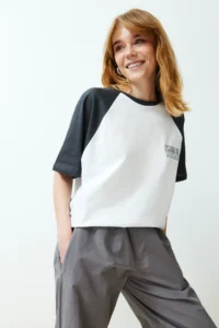 TRENDYOLMİLLA White 100% Thick Cotton Color Blocked Slogan relaxed/Casual Cut Knitting T-Shirt - Image 2