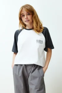 TRENDYOLMİLLA White 100% Thick Cotton Color Blocked Slogan relaxed/Casual Cut Knitting T-Shirt - Image 3
