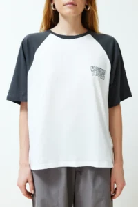 TRENDYOLMİLLA White 100% Thick Cotton Color Blocked Slogan relaxed/Casual Cut Knitting T-Shirt - Image 4