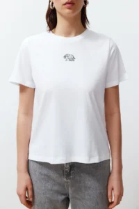 TRENDYOLMİLLA White 100% Cotton Embroidered Regular/Normal Pattern Knitting T-Shirt - Image 4