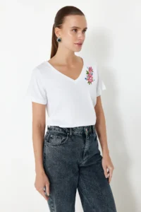 TRENDYOLMİLLA White 100% Cotton Regular/Normal Pattern Embroidered V-neck Knitting T-Shirt - Image 2