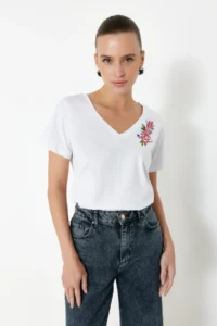 TRENDYOLMİLLA White 100% Cotton Regular/Normal Pattern Embroidered V-neck Knitting T-Shirt - Image 3