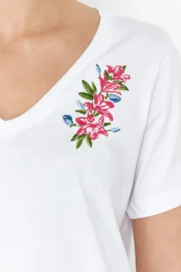 TRENDYOLMİLLA White 100% Cotton Regular/Normal Pattern Embroidered V-neck Knitting T-Shirt - Image 4