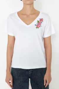 TRENDYOLMİLLA White 100% Cotton Regular/Normal Pattern Embroidered V-neck Knitting T-Shirt - Image 5