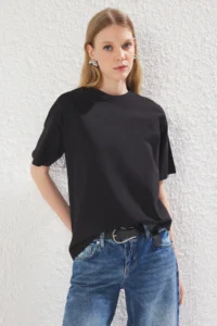 TRENDYOLMİLLA Black 100% Thick Cotton Zipper Detailed relaxed Pattern Knitting T-Shirt - Image 2