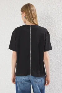 TRENDYOLMİLLA Black 100% Thick Cotton Zipper Detailed relaxed Pattern Knitting T-Shirt - Image 5