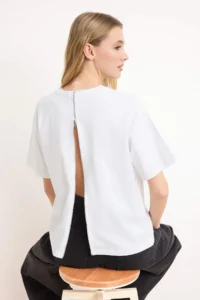 TRENDYOLMİLLA White 100% Thick Cotton Zipper Detailed relaxed Pattern Knitting T-Shirt - Image 4