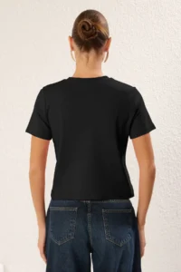 TRENDYOLMİLLA Black Thick Cotton Full Fabric Crew Neck Short Sleeve Regular Cut Knitting T-Shirt - Image 5