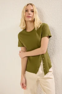 TRENDYOLMİLLA Khaki 100% Cotton Regular/Normal Pattern snaps slit Detailed Knitting T-Shirt