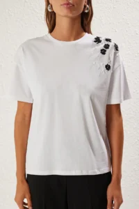 TRENDYOLMİLLA White Thick Cotton Oversized/Wide Pattern Accessory Detailed Knitting T-Shirt - Image 3