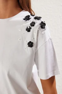 TRENDYOLMİLLA White Thick Cotton Oversized/Wide Pattern Accessory Detailed Knitting T-Shirt - Image 4