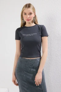 TRENDYOLMİLLA Anthracite Slogan Printed Crop Fitted Knitting T-Shirt - Image 2
