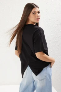 TRENDYOLMİLLA Black 100% single jersey Oversized/Wide Cut Asymmetric Back Detailed Knitting T-Shirt - Image 5