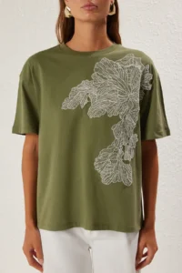 TRENDYOLMİLLA Khaki Accessory Detailed Oversized/Wide Pattern Knitting T-Shirt - Image 3