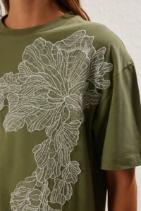 TRENDYOLMİLLA Khaki Accessory Detailed Oversized/Wide Pattern Knitting T-Shirt - Image 4