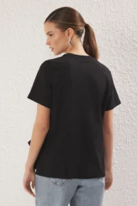 TRENDYOLMİLLA Black 100% Thick Cotton Side Binding Detailed relaxed/Casual Cut Knitting T-Shirt - Image 5