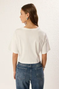 TRENDYOLMİLLA Ecru 100% Thick Cotton relaxed/Rahat Pattern High Slogan Printed Knitting T-Shirt - Image 5