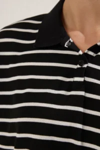TRENDYOLMİLLA Black Striped relaxed/Rahat Pattern Crop Knitting T-Shirt - Image 3