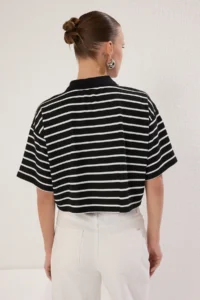 TRENDYOLMİLLA Black Striped relaxed/Rahat Pattern Crop Knitting T-Shirt - Image 4