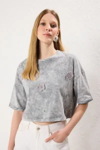 TRENDYOLMİLLA Gray Thick Cotton Washable Floral relaxed/Rahat Pattern Crop Knitting T-Shirt - Image 2