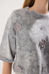 TRENDYOLMİLLA Gray Thick Cotton Washable Floral relaxed/Rahat Pattern Crop Knitting T-Shirt - Image 3