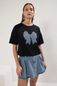 TRENDYOLMİLLA Black Bow Embroidered Regular/Normal Pattern Crop Knitting T-Shirt - Image 2