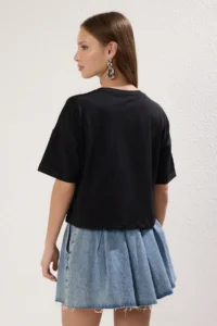 TRENDYOLMİLLA Black Bow Embroidered Regular/Normal Pattern Crop Knitting T-Shirt - Image 4