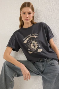 TRENDYOLMİLLA Anthracite 100% Cotton Oversized/Wide Pattern Printed Knitting T-Shirt - Image 3