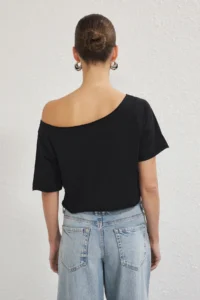 TRENDYOLMİLLA Black-White 2 Sets Package 100% Cotton Asymmetric Boat Neck Crop Knitting T-Shirt - Image 6