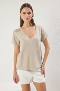 TRENDYOLMİLLA Beige V-neck Regular/Normal Pattern Knitting T-Shirt - Image 2