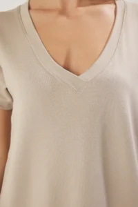 TRENDYOLMİLLA Beige V-neck Regular/Normal Pattern Knitting T-Shirt - Image 3