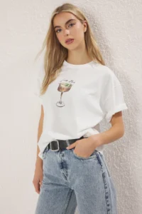 TRENDYOLMİLLA Ecru 100% Cotton Oversized/Wide Pattern Cocktail Printed Knitting T-Shirt - Image 2