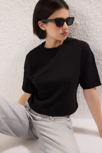 TRENDYOLMİLLA Black Embroidery Detailed Regular/Normal Pattern Crop Knitting T-Shirt - Image 2