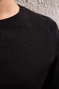 TRENDYOLMİLLA Black Embroidery Detailed Regular/Normal Pattern Crop Knitting T-Shirt - Image 3