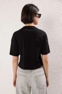 TRENDYOLMİLLA Black Embroidery Detailed Regular/Normal Pattern Crop Knitting T-Shirt - Image 4