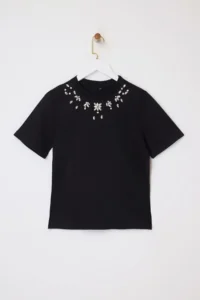 TRENDYOLMİLLA Black Regular/Normal Pattern Accessory Detailed Soild 100% Cotton Knitting T-Shirt - Image 5