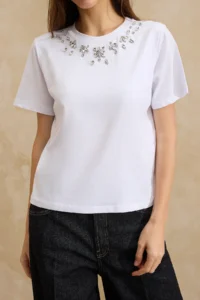 TRENDYOLMİLLA White Regular/Normal Pattern Accessory Detailed Soild 100% Cotton Knitting T-Shirt - Image 3