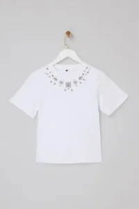 TRENDYOLMİLLA White Regular/Normal Pattern Accessory Detailed Soild 100% Cotton Knitting T-Shirt - Image 5