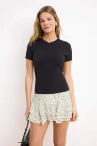 TRENDYOLMİLLA Black Fitted V-neck Short Sleeve Cotton Flexible Knitting T-Shirt