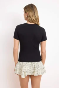 TRENDYOLMİLLA Black Fitted V-neck Short Sleeve Cotton Flexible Knitting T-Shirt - Image 4
