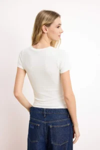 TRENDYOLMİLLA Ecru Slogan Fitted Cotton Rib Knitting T-Shirt - Image 4