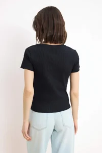 TRENDYOLMİLLA Black-Ecru Fitted Short Sleeve Ribbed Flexible Knitting T-Shirt - Image 7
