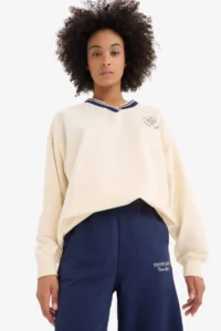 DeFacto Oversize Wide Fit V-Neck Printed Sports Sweatshirt - Image 3