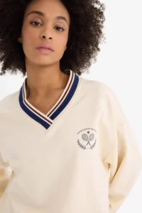 DeFacto Oversize Wide Fit V-Neck Printed Sports Sweatshirt - Image 4