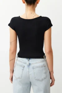 TRENDYOLMİLLA Black Crop Fitted Knitting T-Shirt - Image 4