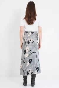 Trend Alaçatı Stili Women's Gray Floral Patterned Zippered Satin Midi Skirt ALC-X14782 - Image 7