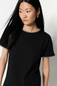 TRENDYOLMİLLA Black 100% Cotton Contrast Stitching Detailed Basic Crew Neck Knitting T-Shirt - Image 2